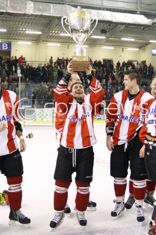  29.12.2013 SANOK <br />HOKEJ NA LODZIE<br />FINAL PUCHARU POLSKI<br />MECZ CIARKO PBS BANK SANOK - COMARCH CRACOVIA <br />N/Z MILAN KOSTOUREK PUCHAR WYGRANA RADOSC EMOCJE - COMARCH CRACOVIA MISTRZEM POLSKI PUCHAR WYGRANA RADOSC EMOCJE<br /> 