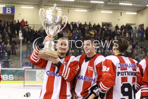  29.12.2013 SANOK <br />HOKEJ NA LODZIE<br />FINAL PUCHARU POLSKI<br />MECZ CIARKO PBS BANK SANOK - COMARCH CRACOVIA <br />N/Z TOMASZ KOZLOWSKI ARON CHMIELEWSKI WYGRANA RADOSC EMOCJE PUCHAR - COMARCH CRACOVIA MISTRZEM POLSKI<br /> 