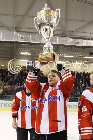  29.12.2013 SANOK <br />HOKEJ NA LODZIE<br />FINAL PUCHARU POLSKI<br />MECZ CIARKO PBS BANK SANOK - COMARCH CRACOVIA <br />N/Z MICHAL PIOTROWSKI RADOSC EMOCJE WYGRANA PUCHAR - COMARCH CRACOVIA MISTRZEM POLSKI<br /> 