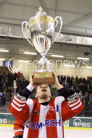  29.12.2013 SANOK <br />HOKEJ NA LODZIE<br />FINAL PUCHARU POLSKI<br />MECZ CIARKO PBS BANK SANOK - COMARCH CRACOVIA <br />N/Z MICHAL PIOTROWSKI RADOSC EMOCJE WYGRANA PUCHAR - COMARCH CRACOVIA MISTRZEM POLSKI<br /> 