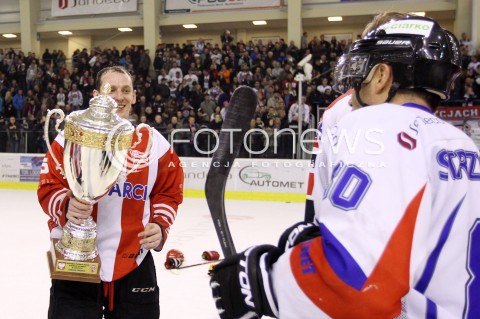  29.12.2013 SANOK <br />HOKEJ NA LODZIE<br />FINAL PUCHARU POLSKI<br />MECZ CIARKO PBS BANK SANOK - COMARCH CRACOVIA <br />N/Z PATRYK NOWORYTA RADOSC EMOCJE WYGRANA PUCHAR - COMARCH CRACOVIA MISTRZEM POLSKI<br /> 