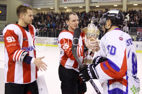  29.12.2013 SANOK <br />HOKEJ NA LODZIE<br />FINAL PUCHARU POLSKI<br />MECZ CIARKO PBS BANK SANOK - COMARCH CRACOVIA <br />N/Z MICHAL PIOTROWSKI PATRYK NOWORYTA MAREK STRZYZOWSKI  RADOSC EMOCJE WYGRANA PUCHAR - COMARCH CRACOVIA MISTRZEM POLSKI<br /> 