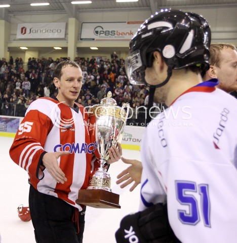  29.12.2013 SANOK <br />HOKEJ NA LODZIE<br />FINAL PUCHARU POLSKI<br />MECZ CIARKO PBS BANK SANOK - COMARCH CRACOVIA <br />N/Z PATRYK NOWORYTA  RADOSC EMOCJE WYGRANA PUCHAR - COMARCH CRACOVIA MISTRZEM POLSKI<br /> 