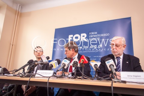  30.12.2013 WARSZAWA KONFERENCJA PRASOWA FOR Z UDZIALEM PROFESORA LESZKA BALCEROWICZA N/Z PROFESOR LESZEK BALCEROWICZ MAREK TATALA BYLY PREZES TRYBUNALU KONSTYTUCYJNEGO JERZY STEPIEN  