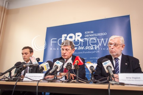  30.12.2013 WARSZAWA KONFERENCJA PRASOWA FOR Z UDZIALEM PROFESORA LESZKA BALCEROWICZA N/Z PROFESOR LESZEK BALCEROWICZ MAREK TATALA BYLY PREZES TRYBUNALU KONSTYTUCYJNEGO JERZY STEPIEN  