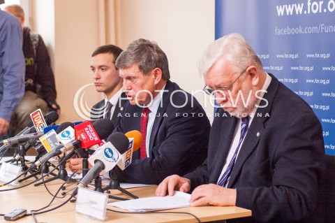  30.12.2013 WARSZAWA KONFERENCJA PRASOWA FOR Z UDZIALEM PROFESORA LESZKA BALCEROWICZA N/Z PROFESOR LESZEK BALCEROWICZ MAREK TATALA BYLY PREZES TRYBUNALU KONSTYTUCYJNEGO JERZY STEPIEN  