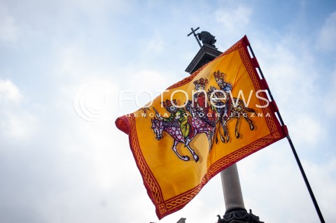  06.01.2014 WARSZAWA ORSZAK TRZECH KROLI W WARSZAWIE N/Z FLAGA Z TRZEMA KROLAMI NA TLE KOLUMNA ZYGMUNTA  