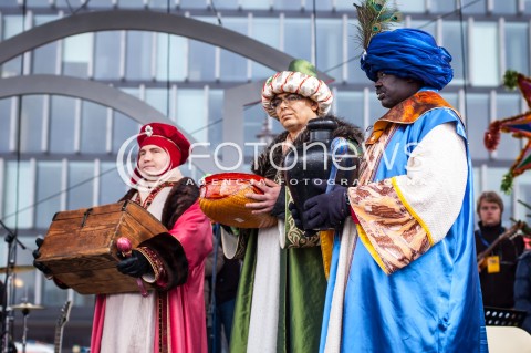  06.01.2014 WARSZAWA ORSZAK TRZECH KROLI W WARSZAWIE N/Z KROLOWIE Z DARAMI  