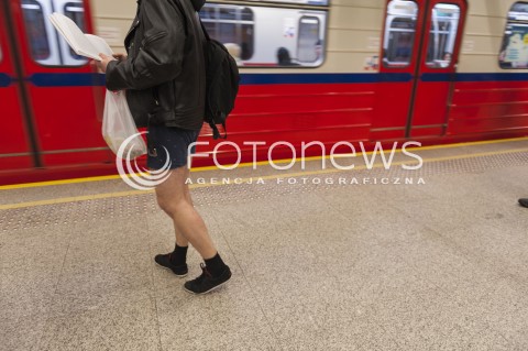  12.01.2014 WARSZAWA<br />
NO PANTS SUBWAY RIDE WARSZAWA<br />
MIEDZYNARODOWY DZIEN JAZDY METREM BEZ SPODNI<br />
AKCJA W WARSZAWSKIM METRZE<br />
N/Z UCZESTNIK<br />
 