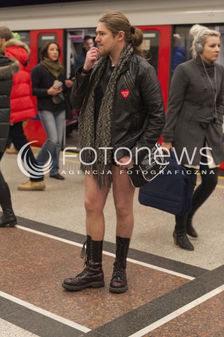  12.01.2014 WARSZAWA<br />
NO PANTS SUBWAY RIDE WARSZAWA<br />
MIEDZYNARODOWY DZIEN JAZDY METREM BEZ SPODNI<br />
AKCJA W WARSZAWSKIM METRZE<br />
N/Z UCZESTNIK<br />
 