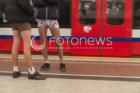 12.01.2014 WARSZAWA<br />
NO PANTS SUBWAY RIDE WARSZAWA<br />
MIEDZYNARODOWY DZIEN JAZDY METREM BEZ SPODNI<br />
AKCJA W WARSZAWSKIM METRZE<br />
N/Z UCZESTNIK<br />
 