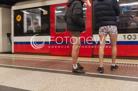  12.01.2014 WARSZAWA<br />
NO PANTS SUBWAY RIDE WARSZAWA<br />
MIEDZYNARODOWY DZIEN JAZDY METREM BEZ SPODNI<br />
AKCJA W WARSZAWSKIM METRZE<br />
N/Z UCZESTNIK<br />
 