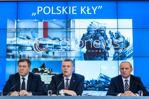  15.01.2014 WARSZAWA KONFERENCJA PRASOWA MINISTRA OBRONY NARODOWEJ TOMASZA SIEMONIAKA N/Z MINISTER OBRONY NARODOWEJ TOMASZ SIEMONIAK WICEMINISTER OBRONY NARODOWEJ CZESLAW MROCZEK JANUSZ PIECHOCINSKI  