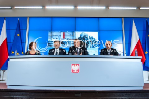  15.01.2014 WARSZAWA KONFERENCJA PRASOWA MINISTRA OBRONY NARODOWEJ TOMASZA SIEMONIAKA N/Z MINISTER OBRONY NARODOWEJ TOMASZ SIEMONIAK WICEMINISTER OBRONY NARODOWEJ CZESLAW MROCZEK JANUSZ PIECHOCINSKI  