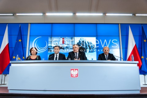  15.01.2014 WARSZAWA KONFERENCJA PRASOWA MINISTRA OBRONY NARODOWEJ TOMASZA SIEMONIAKA N/Z MINISTER OBRONY NARODOWEJ TOMASZ SIEMONIAK WICEMINISTER OBRONY NARODOWEJ CZESLAW MROCZEK JANUSZ PIECHOCINSKI  