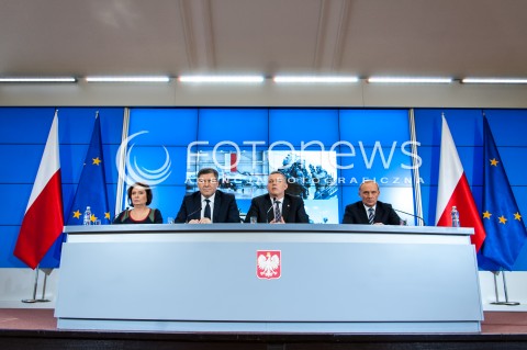  15.01.2014 WARSZAWA KONFERENCJA PRASOWA MINISTRA OBRONY NARODOWEJ TOMASZA SIEMONIAKA N/Z MINISTER OBRONY NARODOWEJ TOMASZ SIEMONIAK WICEMINISTER OBRONY NARODOWEJ CZESLAW MROCZEK JANUSZ PIECHOCINSKI  