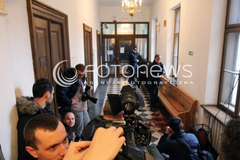  10.02.2014 RZESZOW <br />ROZPRAWA W SADZIE OKREGOWYM W RZESZOWIE DOTYCZACA DALSZEGO LOSU MARIUSZA TRYNKIEWICZA - PEDOFILA I MORDERCY Z PIOTRKOWA TRYBUNALSKIEGO<br />N/Z DZIENNIKARZE PRZY SALI 218 SADU OKREGOWEGO<br /> 