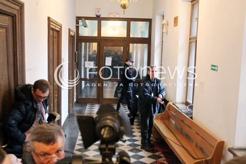  10.02.2014 RZESZOW <br />ROZPRAWA W SADZIE OKREGOWYM W RZESZOWIE DOTYCZACA DALSZEGO LOSU MARIUSZA TRYNKIEWICZA - PEDOFILA I MORDERCY Z PIOTRKOWA TRYBUNALSKIEGO<br />N/Z DZIENNIKARZE PRZY SALI 218 SADU OKREGOWEGO<br /> 