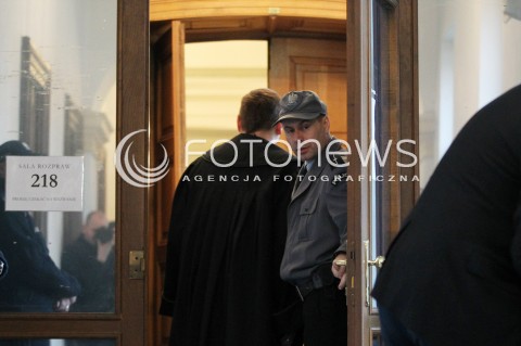  10.02.2014 RZESZOW <br />ROZPRAWA W SADZIE OKREGOWYM W RZESZOWIE DOTYCZACA DALSZEGO LOSU MARIUSZA TRYNKIEWICZA - PEDOFILA I MORDERCY Z PIOTRKOWA TRYBUNALSKIEGO<br />N/Z PELNOMOCNIK MARIUSZA TRYNKIEWICZA MECENAS MARCIN LEWANDOWSKI WCHODZI NA SALE ROZPRAW NR 218<br /> 