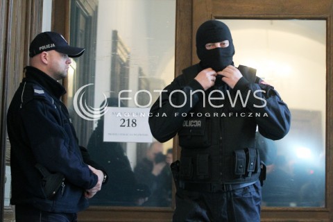  10.02.2014 RZESZOW <br />ROZPRAWA W SADZIE OKREGOWYM W RZESZOWIE DOTYCZACA DALSZEGO LOSU MARIUSZA TRYNKIEWICZA - PEDOFILA I MORDERCY Z PIOTRKOWA TRYBUNALSKIEGO<br />N/Z ANTYTERRORYSTA POLICJANT WYCHODZI Z SALI ROZPRAW NR 218 GDZIE ODBYWA SIE ROZPRAWA Z UDZIALEM MARIUSZA TRYNKIEWICZA<br /> 