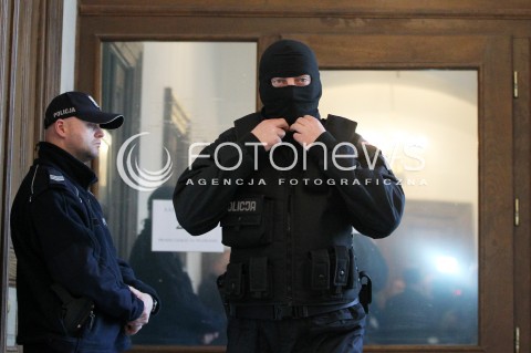  10.02.2014 RZESZOW <br />ROZPRAWA W SADZIE OKREGOWYM W RZESZOWIE DOTYCZACA DALSZEGO LOSU MARIUSZA TRYNKIEWICZA - PEDOFILA I MORDERCY Z PIOTRKOWA TRYBUNALSKIEGO<br />N/Z ANTYTERRORYSTA POLICJANT WYCHODZI Z SALI ROZPRAW NR 218 GDZIE ODBYWA SIE ROZPRAWA Z UDZIALEM MARIUSZA TRYNKIEWICZA<br /> 