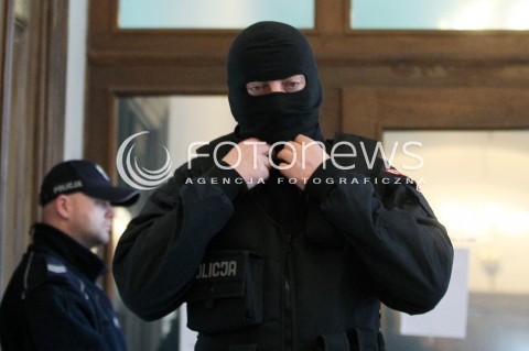  10.02.2014 RZESZOW <br />ROZPRAWA W SADZIE OKREGOWYM W RZESZOWIE DOTYCZACA DALSZEGO LOSU MARIUSZA TRYNKIEWICZA - PEDOFILA I MORDERCY Z PIOTRKOWA TRYBUNALSKIEGO<br />N/Z ANTYTERRORYSTA POLICJANT WYCHODZI Z SALI ROZPRAW NR 218 GDZIE ODBYWA SIE ROZPRAWA Z UDZIALEM MARIUSZA TRYNKIEWICZA<br /> 