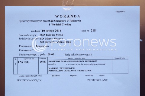  10.02.2014 RZESZOW <br />ROZPRAWA W SADZIE OKREGOWYM W RZESZOWIE DOTYCZACA DALSZEGO LOSU MARIUSZA TRYNKIEWICZA - PEDOFILA I MORDERCY Z PIOTRKOWA TRYBUNALSKIEGO<br />N/Z KARTA INFORMACYJNA DOTYCZACA ROZPRAWY NA DRZWIACH SALI 218 SADU OKREGOWEGO GDZIE ODBYWA SIE ROZPRAWA MARIUSZA TRYNKIEWICZA<br /> 