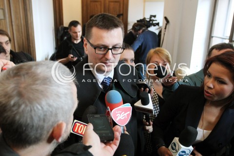  10.02.2014 RZESZOW <br />ROZPRAWA W SADZIE OKREGOWYM W RZESZOWIE DOTYCZACA DALSZEGO LOSU MARIUSZA TRYNKIEWICZA - PEDOFILA I MORDERCY Z PIOTRKOWA TRYBUNALSKIEGO<br />N/Z PELNOMOCNIK MARIUSZA TRYNKIEWICZA - ADWOKAT MECENAS MARCIN LEWANDOWSKI<br /> 