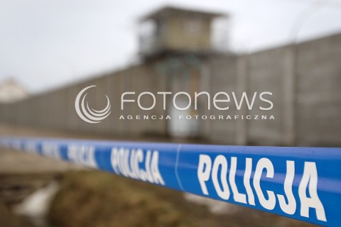  11.02.2014 RZESZOW <br />ZAKLAD KARNY W RZESZOWIE KTORY DZIS MA OPUSCIC MARIUSZ TRYNKIEWICZ<br />N/Z TASMY ODGRADZAJACE OKOLICE WIEZIENIA<br />OD DWOCH DNI NA PARKINGU PRZY ZAKLADZIE KARNYM OBOWIAZUJE W CELACH BEZPIECZENSTWA ZAKAZ PARKOWANIA SAMOCHODOW ( NIE DOTYCZY KADRY KIEROWNICZEJ )<br /> 