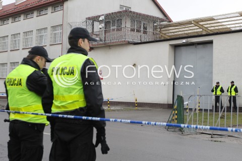  11.02.2014 RZESZOW <br />KONFERENCJA PRASOWA PROKURATURY OKREGOWEJ W RZESZOWIE DOTYCZACA ZNALEZIONYCH MATERIALOW PORNOGRAFICZNYCH Z UDZIALEM MALOLETNICH W CELI MARIUSZA TRYNKIEWICZA<br />N/Z STACJE TELEWIZYJNE Z CALEGO KRAJU NADAJA NA ZYWO PRZED PROKURATURA W RZESZOWIE<br /> 