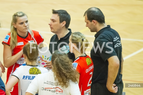  12.02.2014 RZESZOW <br />SIATKOWKA ENEA CUP PUCHAR POLSKI 2013/2014<br />MECZ O AWANS DO 1/4 FINALU PUCHARU POLSKI  <br />MECZ DEVELOPRES RZESZOW - PALAC BYDGOSZCZ <br />N/Z PAULA SZEREMETA MARCIN WOJTOWICZ ( TRENER ) <br /> 