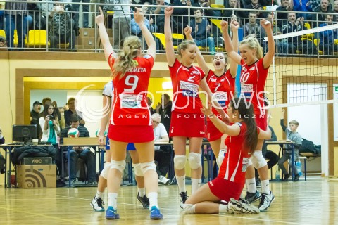  12.02.2014 RZESZOW <br />SIATKOWKA ENEA CUP PUCHAR POLSKI 2013/2014<br />MECZ O AWANS DO 1/4 FINALU PUCHARU POLSKI  <br />MECZ DEVELOPRES RZESZOW - PALAC BYDGOSZCZ <br />N/Z MAGDALENA OLSZOWKA EWA SLIWINSKA KAROLINA FILIPOWICZ RADOSC WYGRANA AWANS DO CWIERCFINALU EMOCJE<br /> 