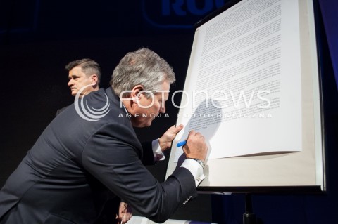  15.02.2014 WARSZAWA DEBATA EUROPA NA PROGU ZMIANY W SIEDZIBIE SLD N/Z BYLY PREZYDENT RP ALEKSANDER KWASNIEWSKI PODPISUJE DEKLARACJE ZMIAN  