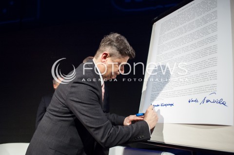  15.02.2014 WARSZAWA DEBATA EUROPA NA PROGU ZMIANY W SIEDZIBIE SLD N/Z JANUSZ PALIKOT PODPISUJE DEKLARACJE ZMIAN  