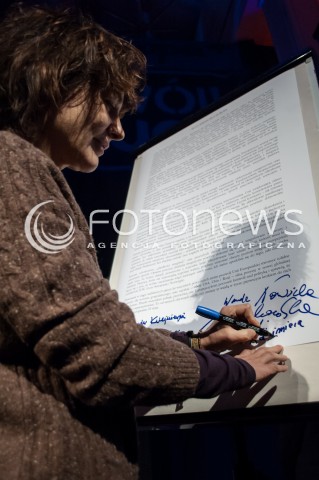  15.02.2014 WARSZAWA DEBATA EUROPA NA PROGU ZMIANY W SIEDZIBIE SLD N/Z KAZIMIERA SZCZUKA PODPISUJE DEKLARACJE ZMIAN  