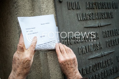  15.02.2014 WARSZAWA MANIFESTACJA TWOJEGO RUCHU PT KULTURA ZAMIAST KULTU N/Z ZLOZENIE PETYCJI POD DOMEM ARCYBISKUPOW WARSZAWSKICH  