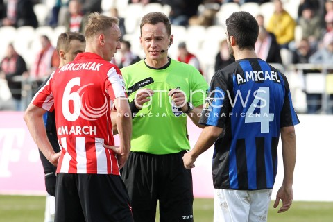  15.02.2014 KRAKOW<br />PILKA NOZNA POLSKA T-MOBILE EKSTRAKLASA SEZON 2013/2014 <br />FOOTBALL POLISH EKSTRAKLASA SEASON 2013/2014<br />CRACOVIA - ZAWISZA BYDGOSZCZ<br />N/Z SEDZIA PAWEL RACZKOWSKI ADAM MARCINIAK ANDRE MICAEL PEREIRA <br /> 