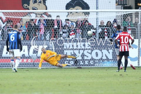  15.02.2014 KRAKOW<br />PILKA NOZNA POLSKA T-MOBILE EKSTRAKLASA SEZON 2013/2014 <br />FOOTBALL POLISH EKSTRAKLASA SEASON 2013/2014<br />CRACOVIA - ZAWISZA BYDGOSZCZ<br />N/Z RZUT KARNY GOL BRAMKA NA 2:0 MATKO PERDIJIC <br /> 