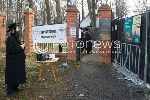  21.02.2014 LEZAJSK <br />PIELGRZYMKA CHASYDOW DO GROBU CADYKA ELIMELECHA WEISSBLUMA W LEZAJSKU W ROCZNICE JEGO SMIERCI. <br />ORTODOKSYJNI ZYDZI Z CALEGO SWIATA MODLA SIE O ZDROWIE I SZCZESCIE <br /> 