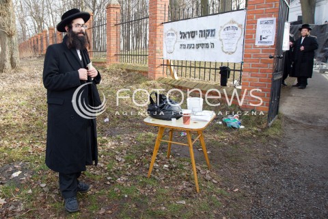  21.02.2014 LEZAJSK <br />PIELGRZYMKA CHASYDOW DO GROBU CADYKA ELIMELECHA WEISSBLUMA W LEZAJSKU W ROCZNICE JEGO SMIERCI. <br />ORTODOKSYJNI ZYDZI Z CALEGO SWIATA MODLA SIE O ZDROWIE I SZCZESCIE <br /> 