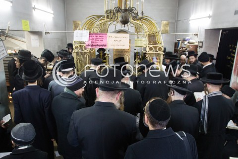  21.02.2014 LEZAJSK <br />PIELGRZYMKA CHASYDOW DO GROBU CADYKA ELIMELECHA WEISSBLUMA W LEZAJSKU W ROCZNICE JEGO SMIERCI. <br />ORTODOKSYJNI ZYDZI Z CALEGO SWIATA MODLA SIE O ZDROWIE I SZCZESCIE <br /> 