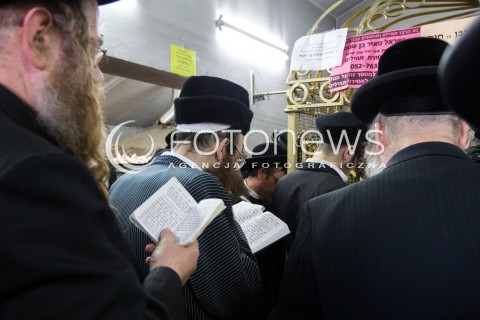  21.02.2014 LEZAJSK <br />PIELGRZYMKA CHASYDOW DO GROBU CADYKA ELIMELECHA WEISSBLUMA W LEZAJSKU W ROCZNICE JEGO SMIERCI. <br />ORTODOKSYJNI ZYDZI Z CALEGO SWIATA MODLA SIE O ZDROWIE I SZCZESCIE <br /> 