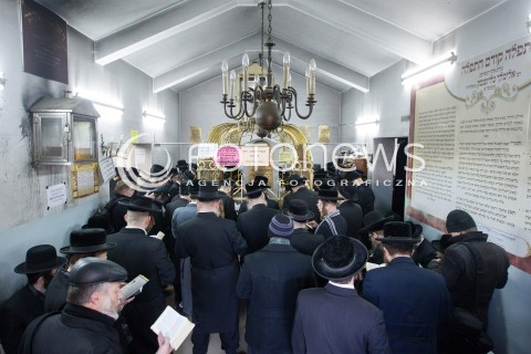  21.02.2014 LEZAJSK <br />PIELGRZYMKA CHASYDOW DO GROBU CADYKA ELIMELECHA WEISSBLUMA W LEZAJSKU W ROCZNICE JEGO SMIERCI. <br />ORTODOKSYJNI ZYDZI Z CALEGO SWIATA MODLA SIE O ZDROWIE I SZCZESCIE <br /> 