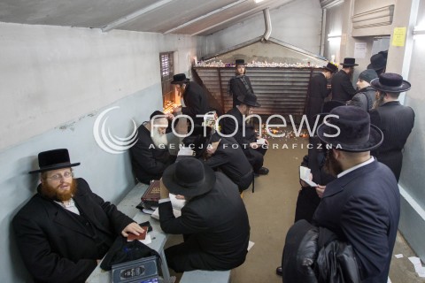  21.02.2014 LEZAJSK <br />PIELGRZYMKA CHASYDOW DO GROBU CADYKA ELIMELECHA WEISSBLUMA W LEZAJSKU W ROCZNICE JEGO SMIERCI. <br />ORTODOKSYJNI ZYDZI Z CALEGO SWIATA MODLA SIE O ZDROWIE I SZCZESCIE <br /> 