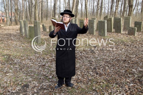  21.02.2014 LEZAJSK <br />PIELGRZYMKA CHASYDOW DO GROBU CADYKA ELIMELECHA WEISSBLUMA W LEZAJSKU W ROCZNICE JEGO SMIERCI. <br />ORTODOKSYJNI ZYDZI Z CALEGO SWIATA MODLA SIE O ZDROWIE I SZCZESCIE <br /> 