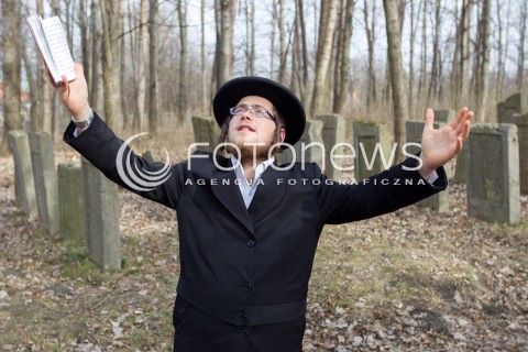  21.02.2014 LEZAJSK <br />PIELGRZYMKA CHASYDOW DO GROBU CADYKA ELIMELECHA WEISSBLUMA W LEZAJSKU W ROCZNICE JEGO SMIERCI. <br />ORTODOKSYJNI ZYDZI Z CALEGO SWIATA MODLA SIE O ZDROWIE I SZCZESCIE <br /> 