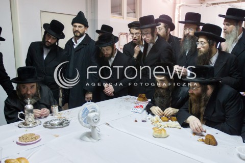  21.02.2014 LEZAJSK <br />PIELGRZYMKA CHASYDOW DO GROBU CADYKA ELIMELECHA WEISSBLUMA W LEZAJSKU W ROCZNICE JEGO SMIERCI. <br />ORTODOKSYJNI ZYDZI Z CALEGO SWIATA MODLA SIE O ZDROWIE I SZCZESCIE <br /> 