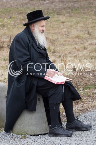  21.02.2014 LEZAJSK <br />PIELGRZYMKA CHASYDOW DO GROBU CADYKA ELIMELECHA WEISSBLUMA W LEZAJSKU W ROCZNICE JEGO SMIERCI. <br />ORTODOKSYJNI ZYDZI Z CALEGO SWIATA MODLA SIE O ZDROWIE I SZCZESCIE <br /> 