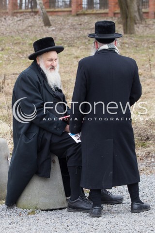  21.02.2014 LEZAJSK <br />PIELGRZYMKA CHASYDOW DO GROBU CADYKA ELIMELECHA WEISSBLUMA W LEZAJSKU W ROCZNICE JEGO SMIERCI. <br />ORTODOKSYJNI ZYDZI Z CALEGO SWIATA MODLA SIE O ZDROWIE I SZCZESCIE <br /> 