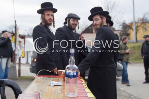  21.02.2014 LEZAJSK <br />PIELGRZYMKA CHASYDOW DO GROBU CADYKA ELIMELECHA WEISSBLUMA W LEZAJSKU W ROCZNICE JEGO SMIERCI. <br />ORTODOKSYJNI ZYDZI Z CALEGO SWIATA MODLA SIE O ZDROWIE I SZCZESCIE <br /> 